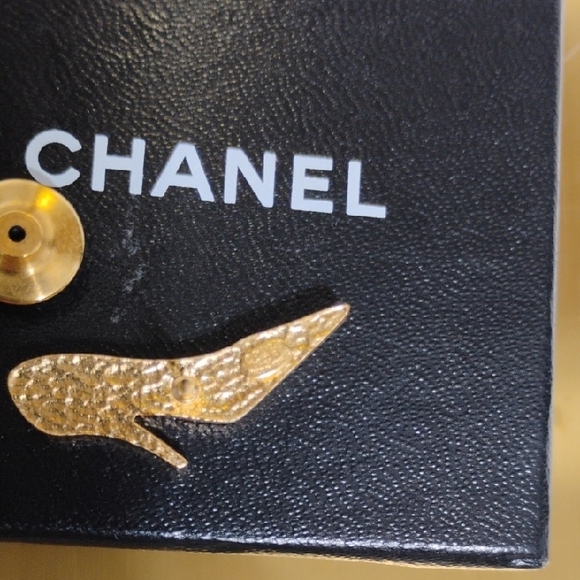 SALE! Authentic CHANEL Black 🖤 & Gold High Heel Pumps Pin - Picture 7 of 9